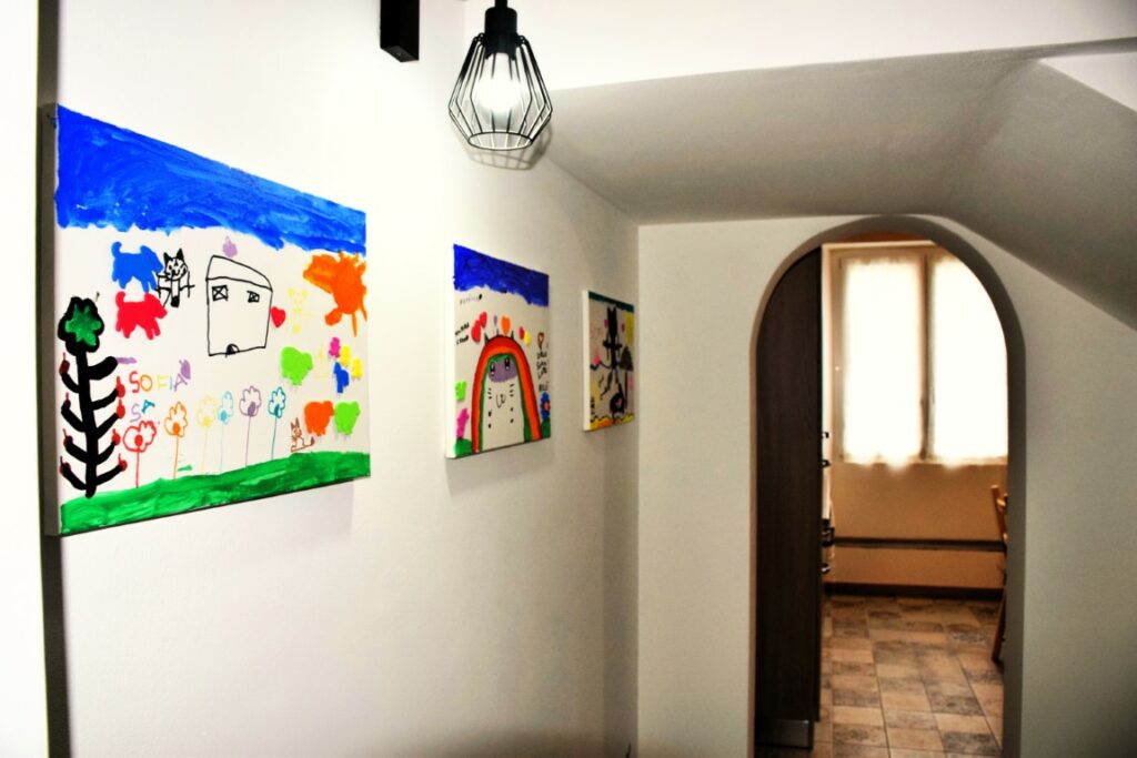 foto corridoio appartamento sofi the sax appartamenti con disegni appesi the sax appartamenti
