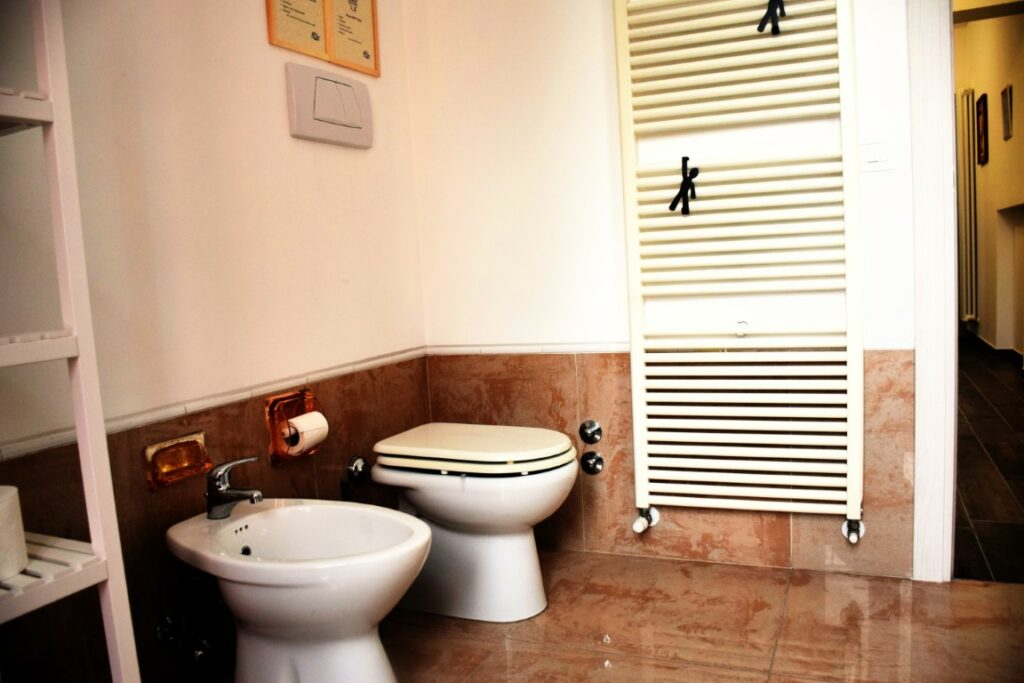 bagno con vista corridoio appartamento mamma fede the sax appartamenti