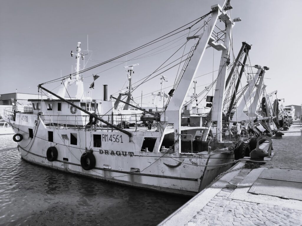 peschereccio al porto di fano in bianco e nero